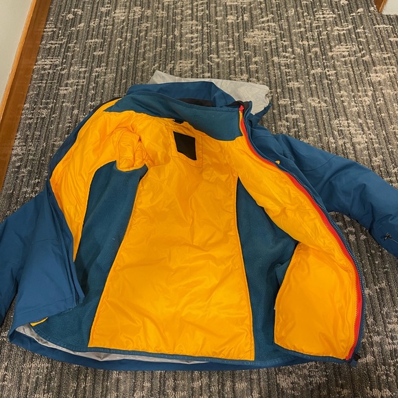 Oakley waterproof 3 in 1 ski jacket with removable liner - Picture 7 of 13